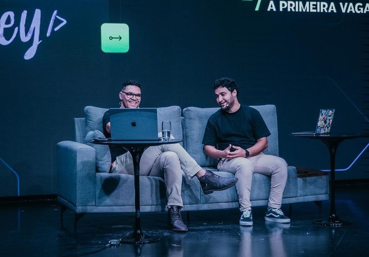 Rodrigo e Mayk apresentando o evento Jornada do Zero a Primeira Vaga